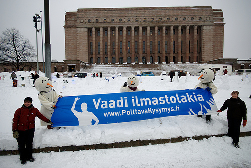 Lumiukot kansoittivat eduskuntatalon nurmen. Kuva: Kalle Meller.