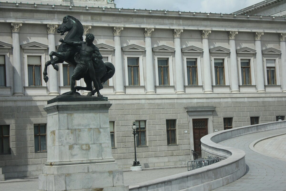 Eduskuntatalon portaikko ja pylväät