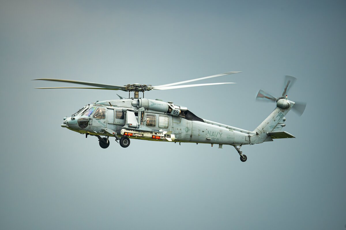 Sotilasajoneuvo talvisessa maisemassa